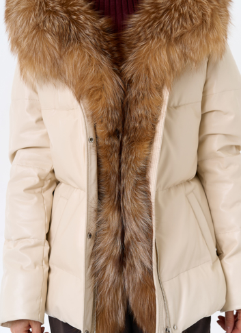 Женский пуховик из эко кожи с отделкой из натуральной лисы