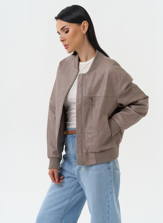 Куртка бомбер из эко кожи бежевого цвета