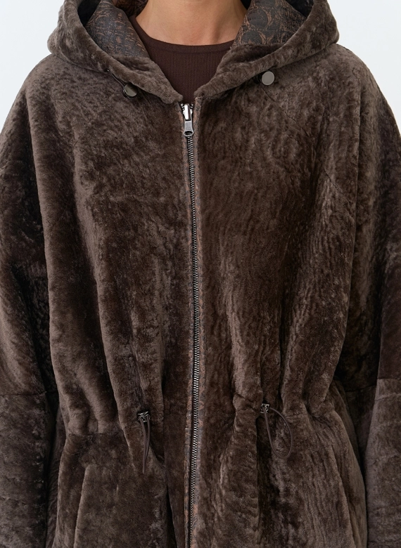 Женская двухсторонняя дубленка из натурального меха с капюшоном фото