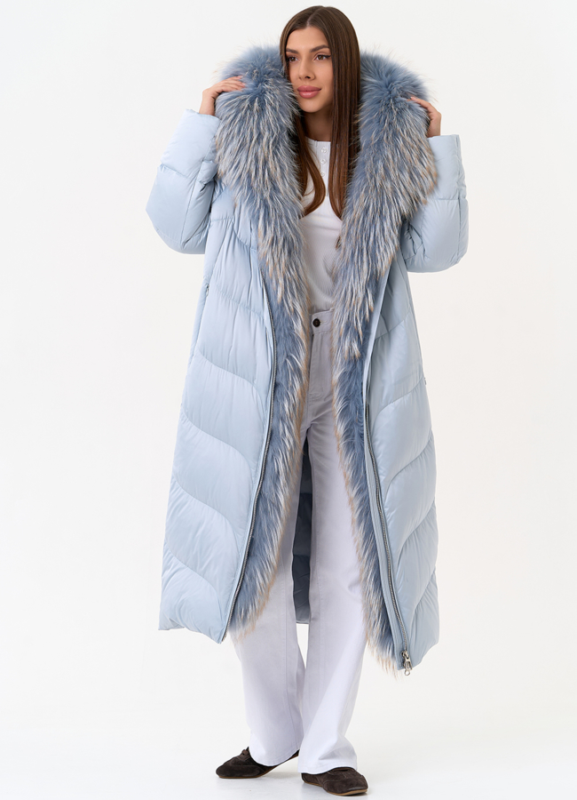 Женский пуховик голубого цвета с отделкой из меха лисы модель № 31696 универмаг малина