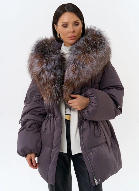 Женский пуховик с капюшоном из меха блюфрост