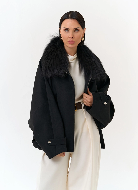 Женское укороченное пальто с отделкой из меха лисы