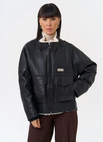 Женский пуховик из натуральной кожи с отделкой из овчины