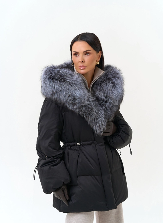 Женский пуховик с мехом чернобурки на капюшоне фото