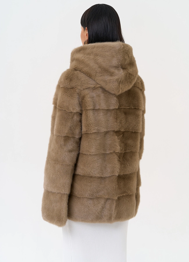 Короткая шуба с капюшоном модель № 31330 в кредит