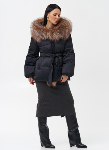 Женский пуховик с отделкой из меха лисы
