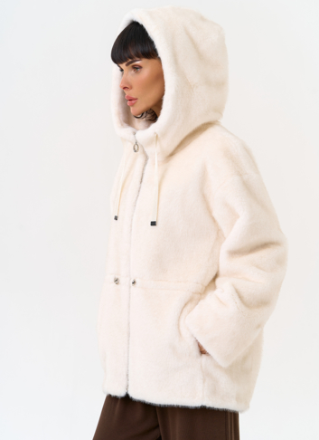 Женская светлая куртка из эко меха с капюшоном