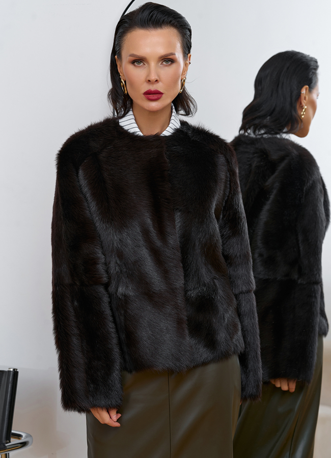 Женская натуральная дубленка в коричневом цвете модель № 31629 меха малина